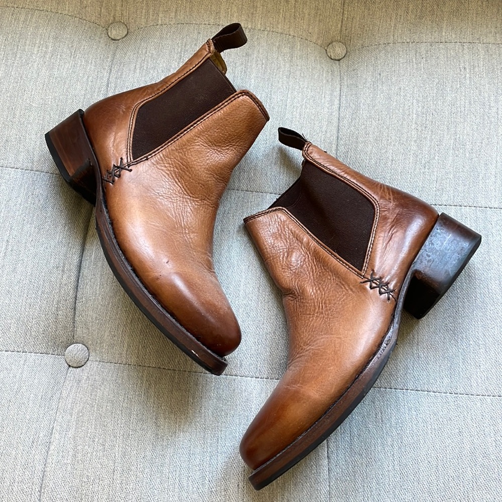 Sutro Footwear brown leather Chelsea boot like new EUC size 7